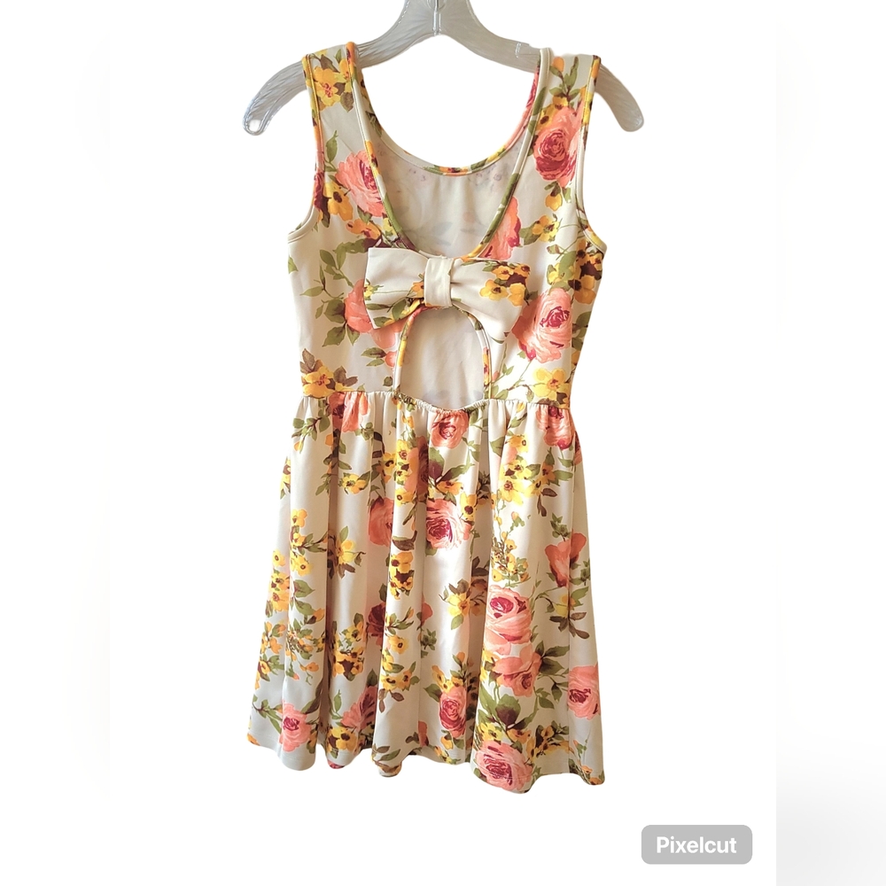 Ruby Rox Floral Dress – M – Open Back Bow Detail – Spring Garden Vibes